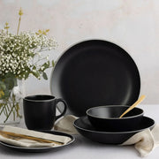 PLATO DE COMIDA NEGRO