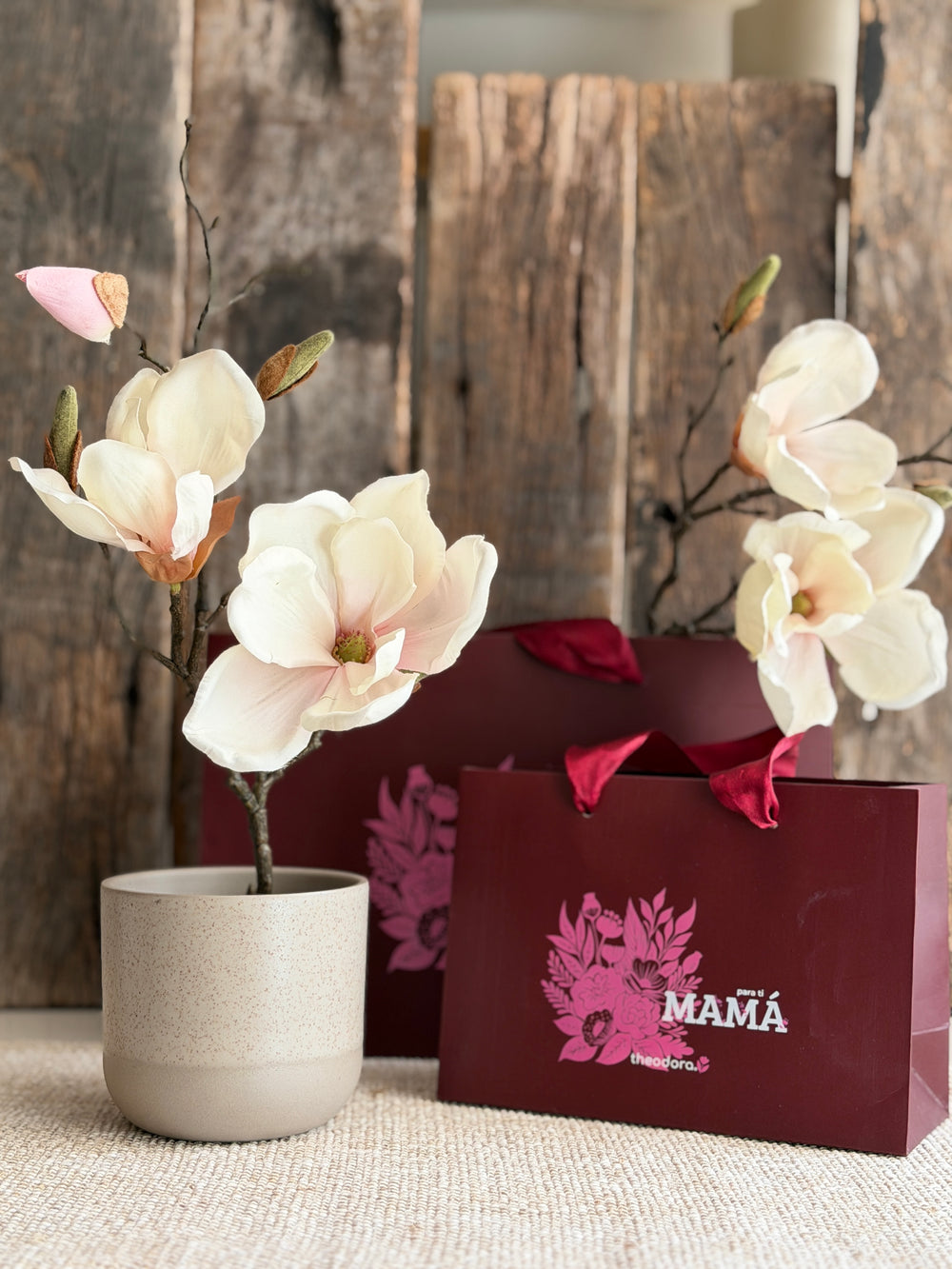 MAGNOLIA SOULANGEANA ROSA PALIDO EN FLORERO