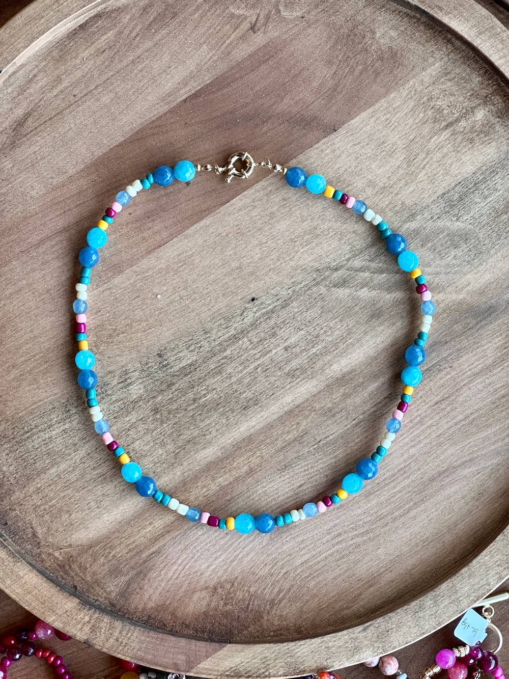 COLLAR NARCISO CORTO CELESTE MULTICOLOR