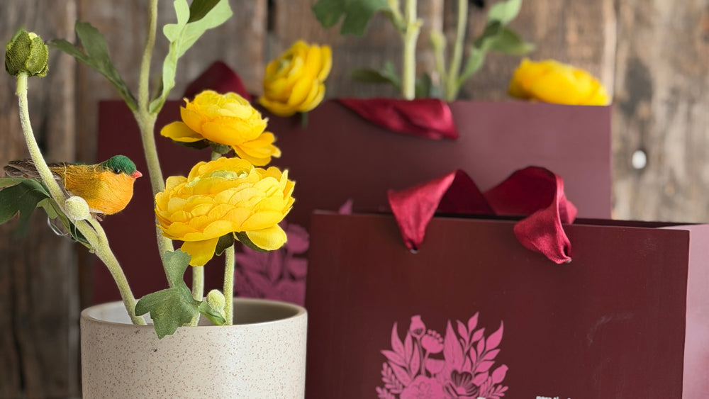 RANÚNCULO AMARILLO CON PAJARITO EN FLORERO