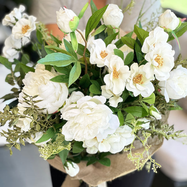 RAMO DE FLORES BLANCAS CON PEONIAS M