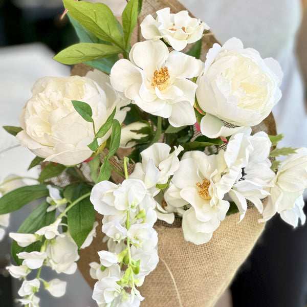 RAMO DE FLORES BLANCAS CON PEONIAS M