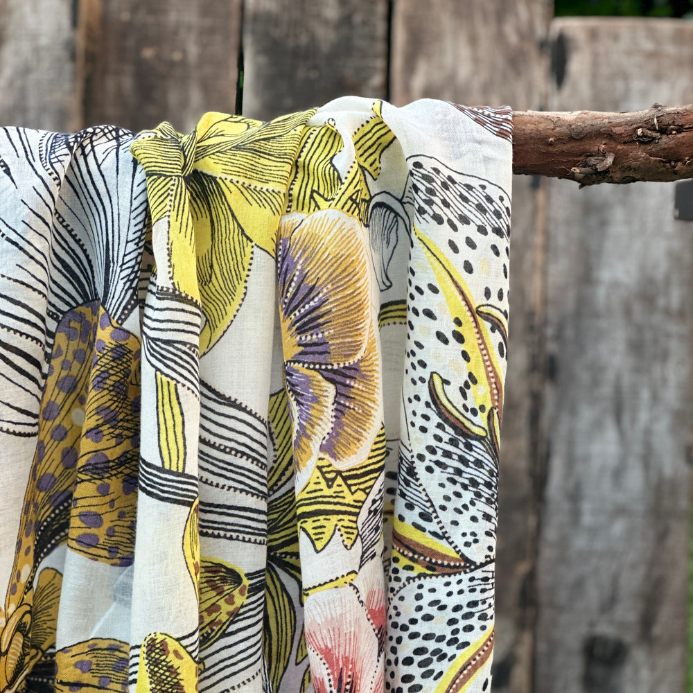 PAÑUELO LARGO DE ALGODÓN  FLEURS EXOTIQUES JAUNE