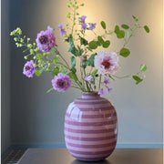 JARRÓN DE METAL CON RAYAS LILA 32CM