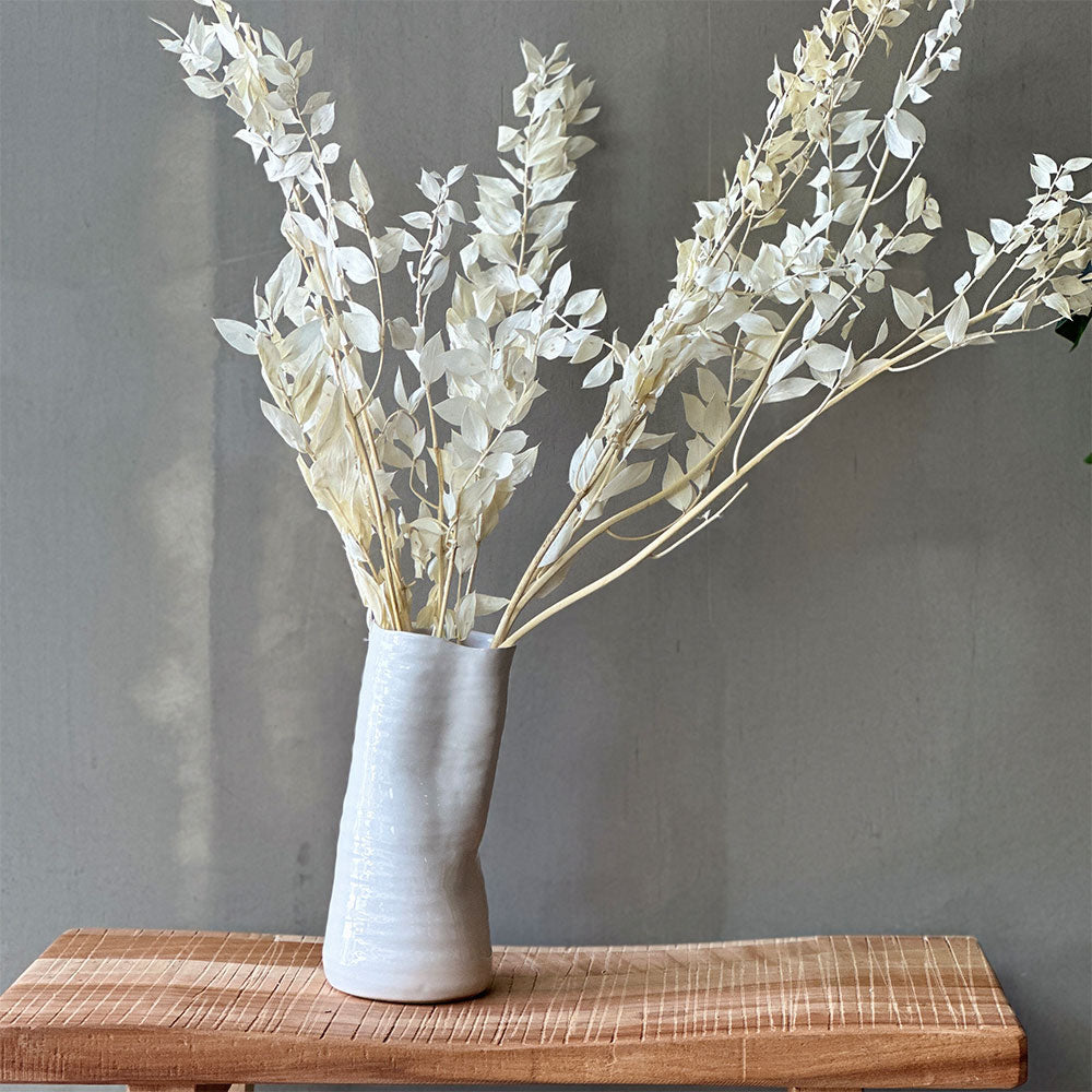 ARREGLO RUSCUS Y TEGAN VASE