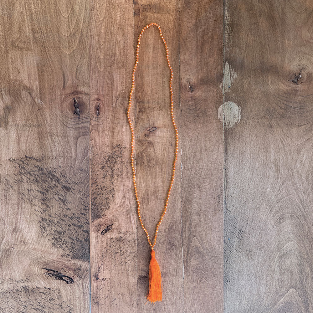 COLLAR LARGO PERLES ET POMPON ORANGE CLAIR