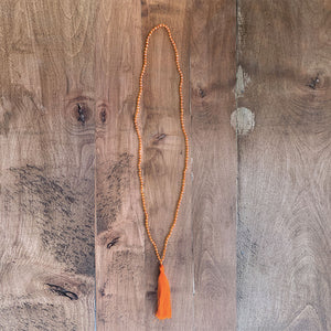 COLLAR LARGO PERLES ET POMPON ORANGE CLAIR