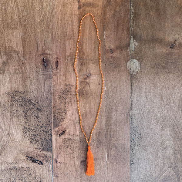 COLLAR LARGO PERLES ET POMPON ORANGE CLAIR