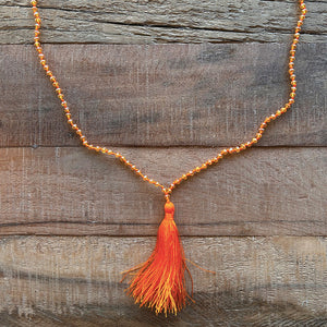 COLLAR LARGO PERLES ET POMPON ORANGE CLAIR