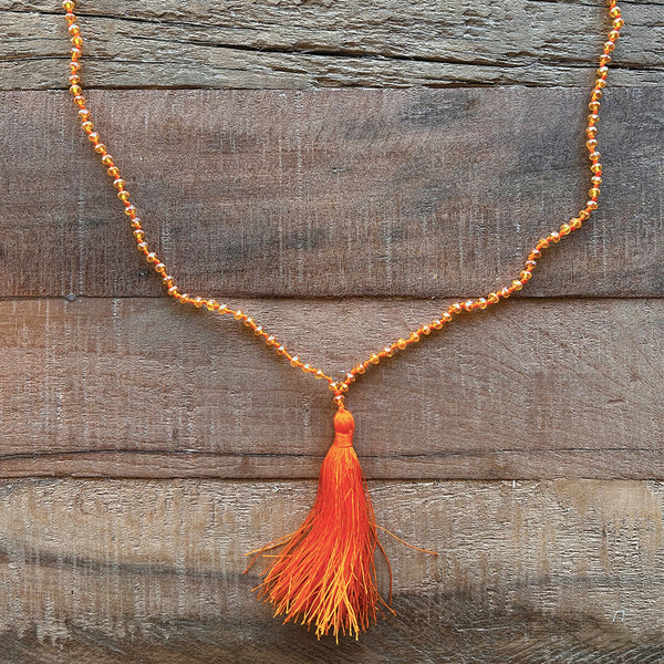 COLLAR LARGO PERLES ET POMPON ORANGE CLAIR