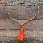 COLLAR LARGO PERLES ET POMPON ORANGE CLAIR