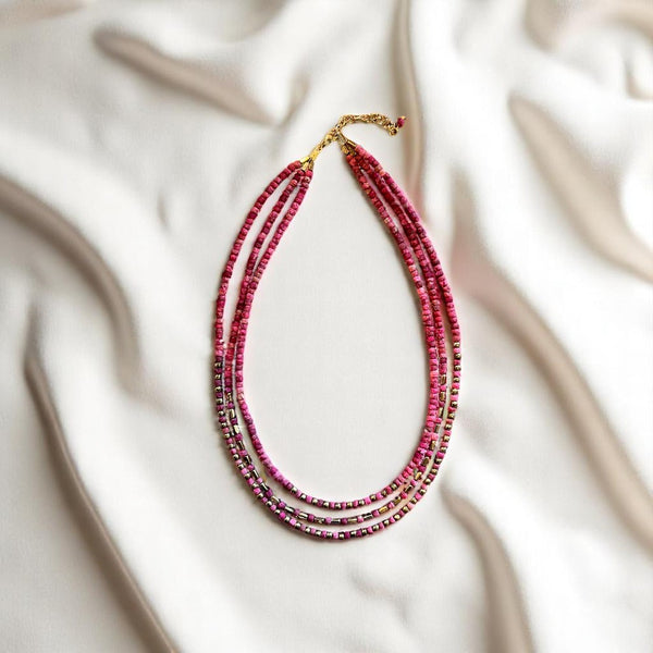 COLLAR TELA TRIPLE FUCSIA DORADO