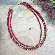 COLLAR TELA TRIPLE FUCSIA DORADO